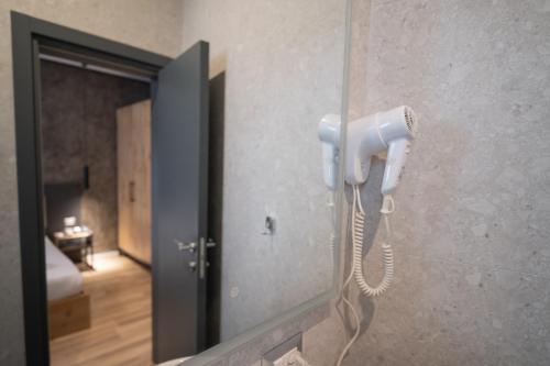 Bilik mandi di Center Boutique Hotel