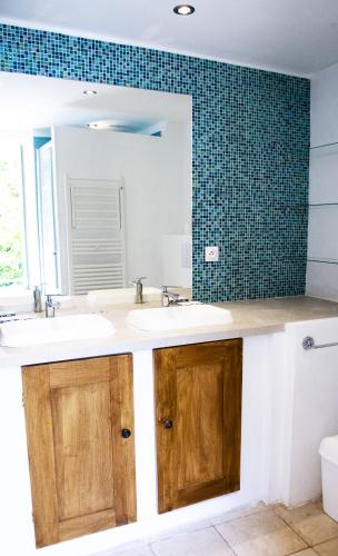 une salle de bain avec deux lavabos et un miroir dans l'établissement Grasse Mongibello, à Grasse