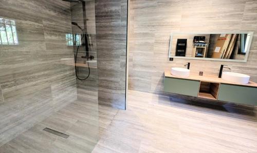 une salle de bain avec une douche, un lavabo et un miroir dans l'établissement Ref VCLAIR by Palmes dProperties, à Cannes