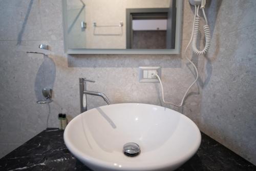 Bilik mandi di Center Boutique Hotel