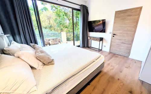 une chambre avec un lit et une grande fenêtre dans l'établissement Ref VCLAIR by Palmes dProperties, à Cannes