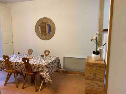 une salle à manger avec une table et une boîte dans l'établissement Appartement cosy hyper-centre Cauterets, à Cauterets
