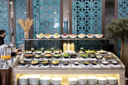 Un buffet de comida en una mesa con platos. en Sen Otel, en Sakarya