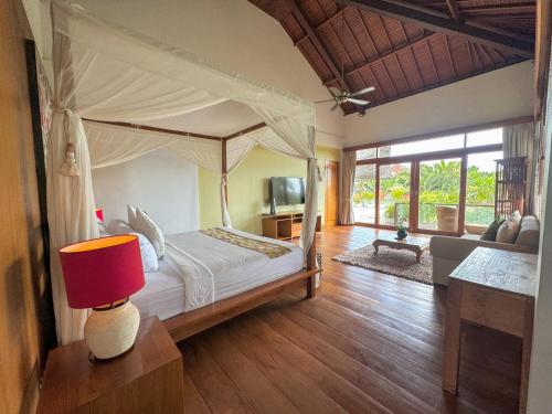 Ένα ή περισσότερα κρεβάτια σε δωμάτιο στο Tranquil Classic Balinese Villa