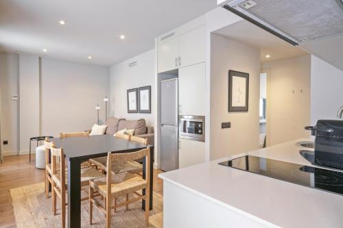 Kuchyňa alebo kuchynka v ubytovaní Uma Suites Barceloneta Beach