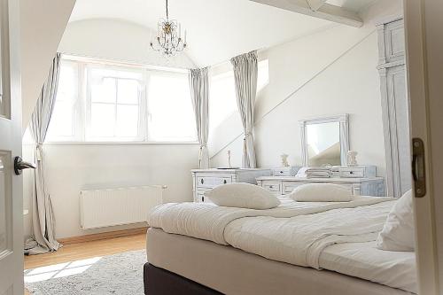 Postel nebo postele na pokoji v ubytování Old Town Luxury and Spacious Apartment (155 m2). 3 bedrooms. FREE parking