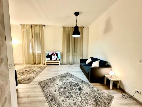 una sala de estar con un sofá y una silla en The Center Residence, en Génova