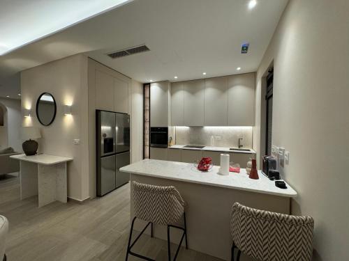 uma cozinha com um balcão e algumas cadeiras num quarto em Exclusive villa Kaza - Przno em Budva