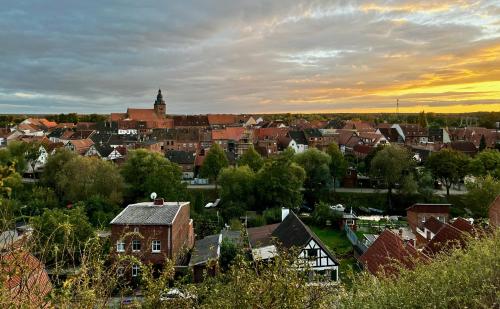 a view of a town at sunset with a city at Das BilderbuchCafe - Ferien Apartment NO 5 - Markt 7 in Havelberg