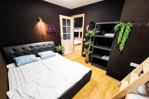 a bedroom with a bed and a black wall at Valma Seikluspargi Puhkemajad in Valma