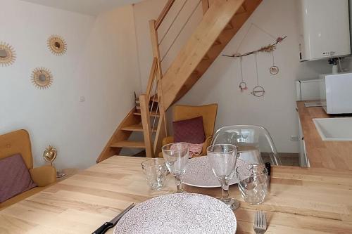 - une table à manger avec des verres dans l'établissement Le petit cocon, à Nevers