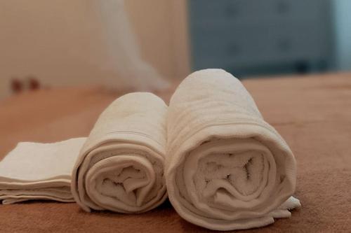- une serviette roulée assise au sol dans l'établissement Le petit cocon, à Nevers