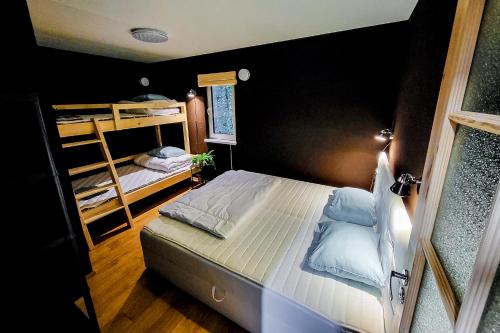 a bedroom with a bed and a bunk bed at Valma Seikluspargi Puhkemajad in Valma