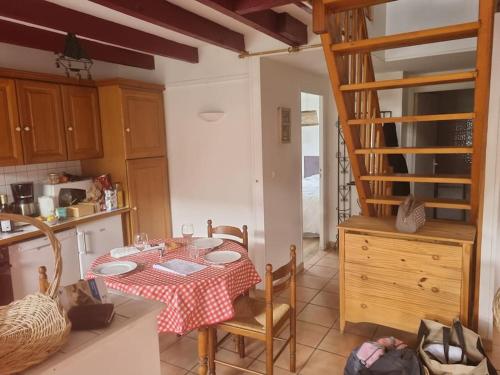 une cuisine avec une table avec une nappe rouge et blanche dans l'établissement maison 4 personnes face à la mer, à Plouguerneau