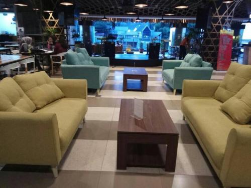 Ruang duduk di PaRes Apt 2BR Unit 1 by eRJe