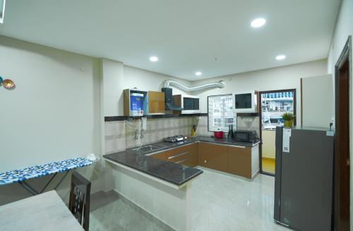 Η κουζίνα ή μικρή κουζίνα στο Shreshtam Apart Hotel, Khajaguda