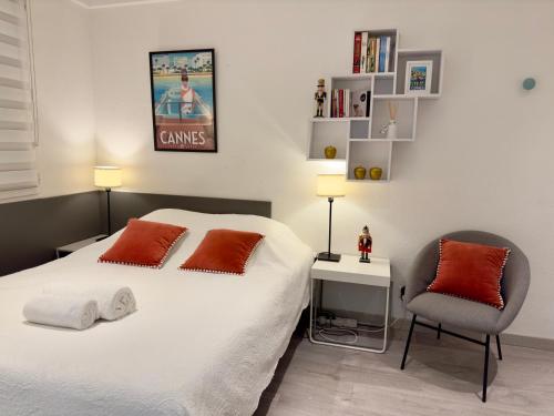une chambre avec un lit, un bureau et une chaise dans l'établissement Grand studio confortable au coeur de Cannes, à Cannes