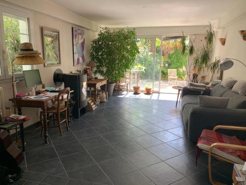 un salon avec un canapé et une table dans l'établissement Chambre dans grande maison, à Toulouse