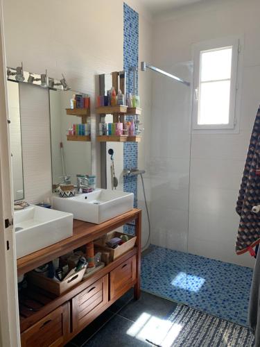 une salle de bain avec deux lavabos et une douche dans l'établissement Chambre dans grande maison, à Toulouse