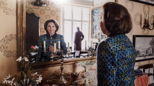 une femme qui se regarde dans un miroir dans l'établissement Chambre dans grande maison, à Toulouse