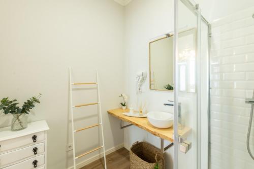 un bagno con lavandino e doccia di Vibrant Host Solutions-Maria Da Afurada a Vila Nova de Gaia