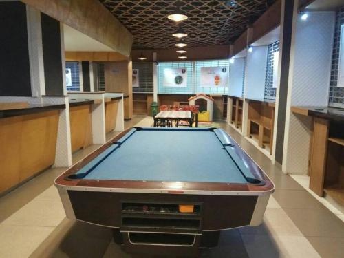 Meja biliard di PaRes Apt 2BR Unit 1 by eRJe