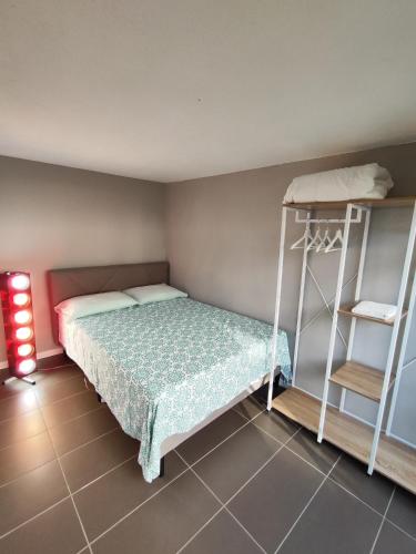 - une petite chambre avec un lit et une échelle dans l'établissement Estudio independiente, à Hendaye