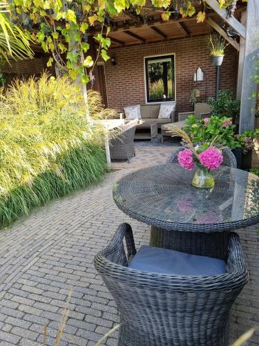 Κήπος έξω από το Bed and Breakfast De Dijk