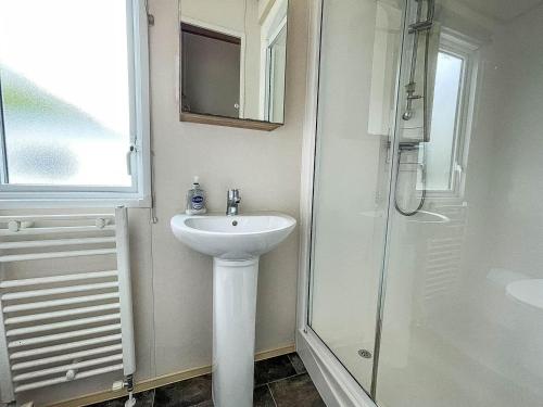 Et badeværelse på CaravanSleeps6-HotTub-Garden-WaterWonderland