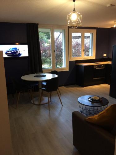 un salon avec une table et une cuisine dans l'établissement Appartement Alpin à 200m des pistes pour 6, à Val Louron