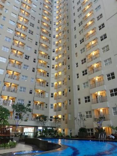 Kolam renang di atau dekat dengan PaRes Apt 2BR Unit 1 by eRJe