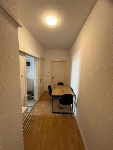 a dining room with a table and chairs in a room at Zentrale 2-Zimmer-Monteurwohnung in Neumünster in Neumünster