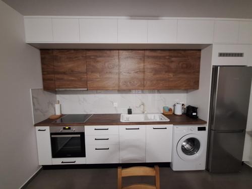 Cuisine ou kitchenette dans l'établissement New & comfy apt near Heraklion-airport and sea