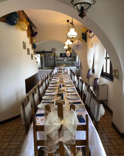 a long dining room with a long table at Gasthof Laci Betyár in Hajdúszoboszló