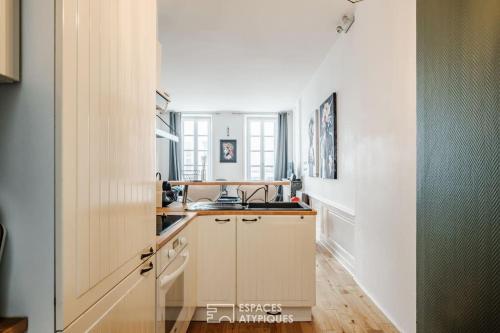 une cuisine avec un évier et un plan de travail dans l'établissement Appartement de charme en centre-ville de La Rochelle, à La Rochelle
