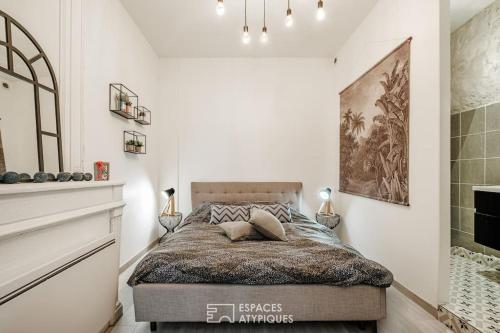 - une chambre avec un lit king-size et une cheminée dans l'établissement Appartement de charme en centre-ville de La Rochelle, à La Rochelle