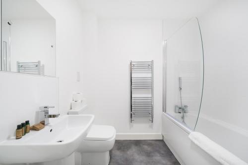 Ένα μπάνιο στο One and Two Bed Apartments Slough near Heathrow