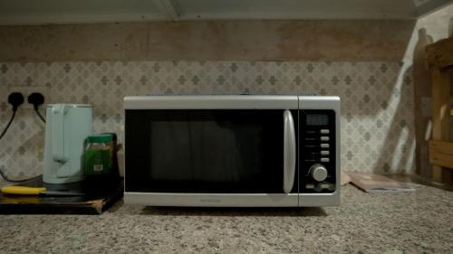 a microwave sitting on top of a counter at Al Khateem Art Hub in Baţīn