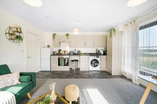 Η κουζίνα ή μικρή κουζίνα στο One and Two Bed Apartments Slough near Heathrow