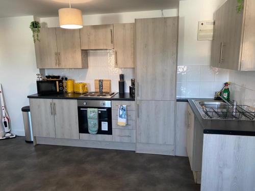 Η κουζίνα ή μικρή κουζίνα στο One and Two Bed Apartments Slough near Heathrow