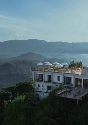 Pemandangan gunung umum atau pemandangan gunung yang diambil dari hotel