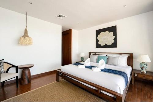 a bedroom with a bed and a desk and a chair at Baan Faahsai碧海半山别墅 in Amphoe Koh Samui