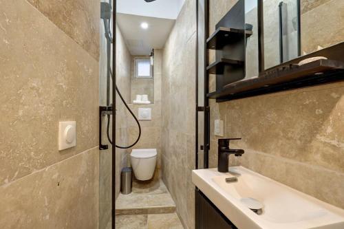 une salle de bain avec un lavabo et une douche dans l'établissement Bluestay 534 - Superbe appartement à Paris, à Paris