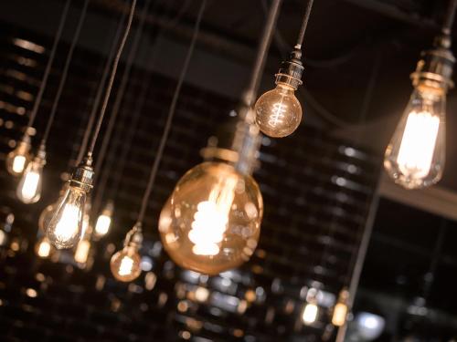 a bunch of lights hanging from a ceiling at Hotel Königshof in Garmisch-Partenkirchen