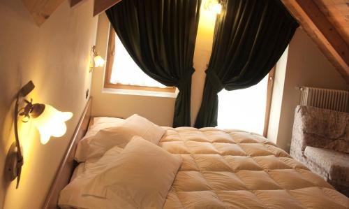 a bed in a room with a window at Hotel Michela in Malè