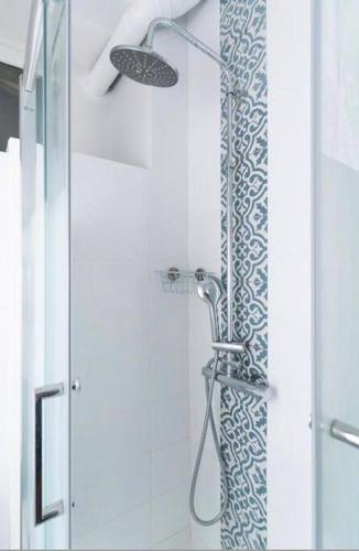 La salle de bains est pourvue d'une douche avec rideau de douche. dans l'établissement Studio proche Alesia - Thibaud - II, à Paris