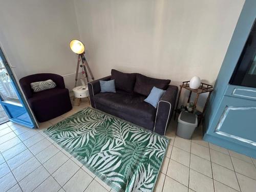 - un salon avec un canapé et un tapis vert dans l'établissement 