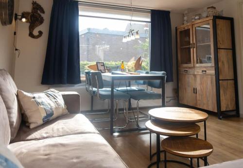 エグモント・アーン・ゼーにあるGestrandのテーブルと椅子と窓のあるリビングルーム