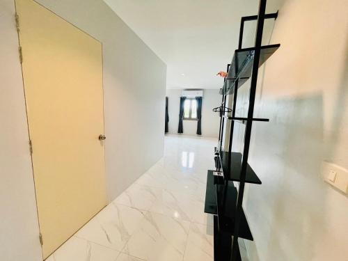 a hallway with a mirror on the wall at Lamoon Trang in Ban Phlu Phli