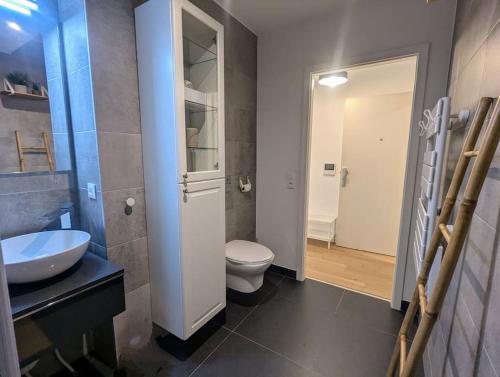 une salle de bain avec des toilettes blanches et un lavabo dans l'établissement CityCosy Strasbourg Studio Wacken Urban Nest, à Strasbourg